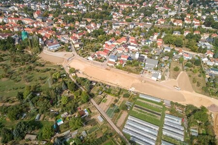 Luftbild von Stadt mit Großbaustelle und Grün