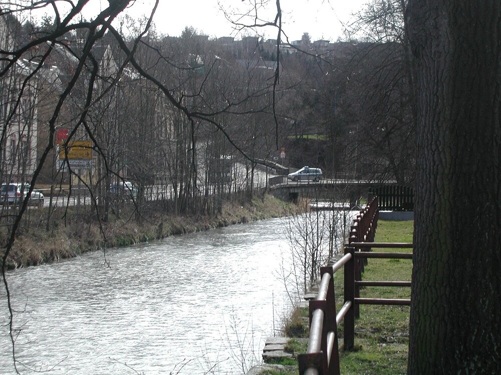 Fluss durch eine Stadt