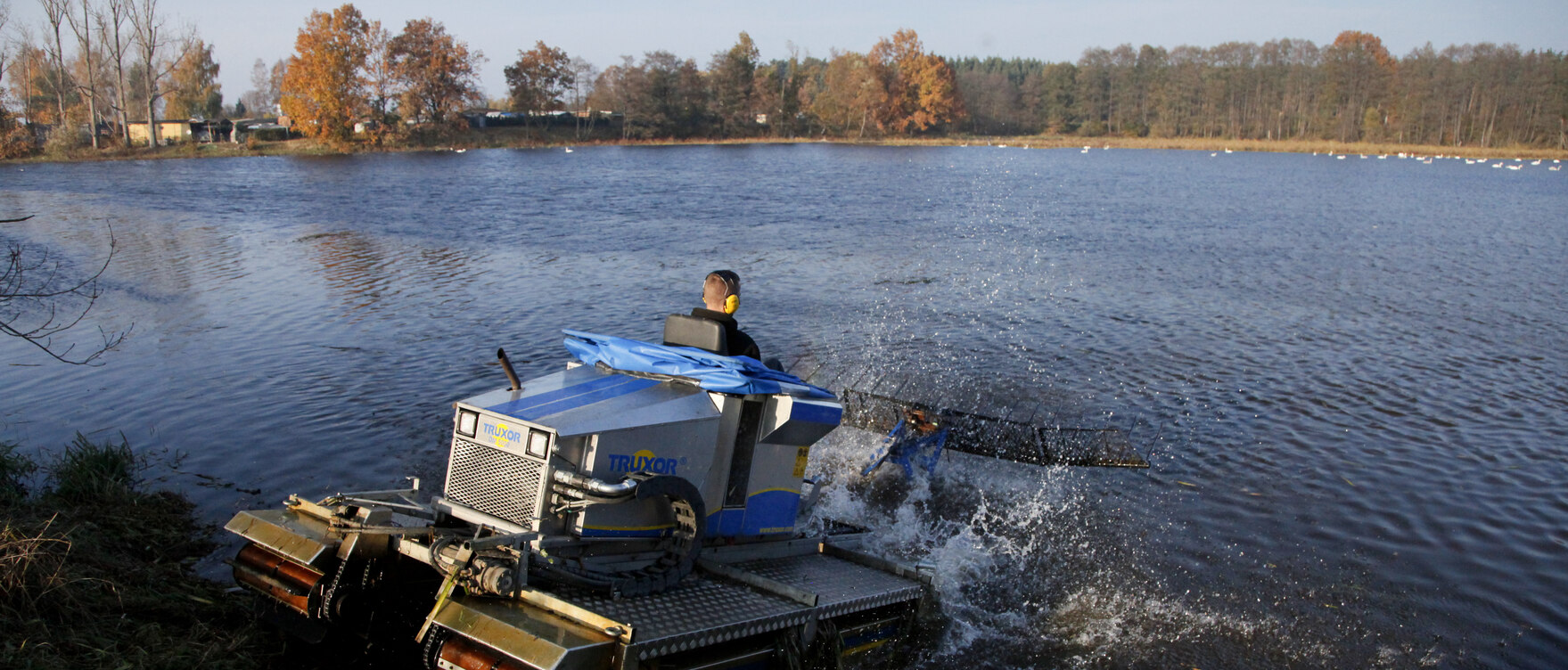 Entkrautungsboot beim Einsetzen ins Gewässer