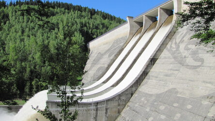 Talsperre Eibenstock im Überlauf beim Junihochwasser 2013