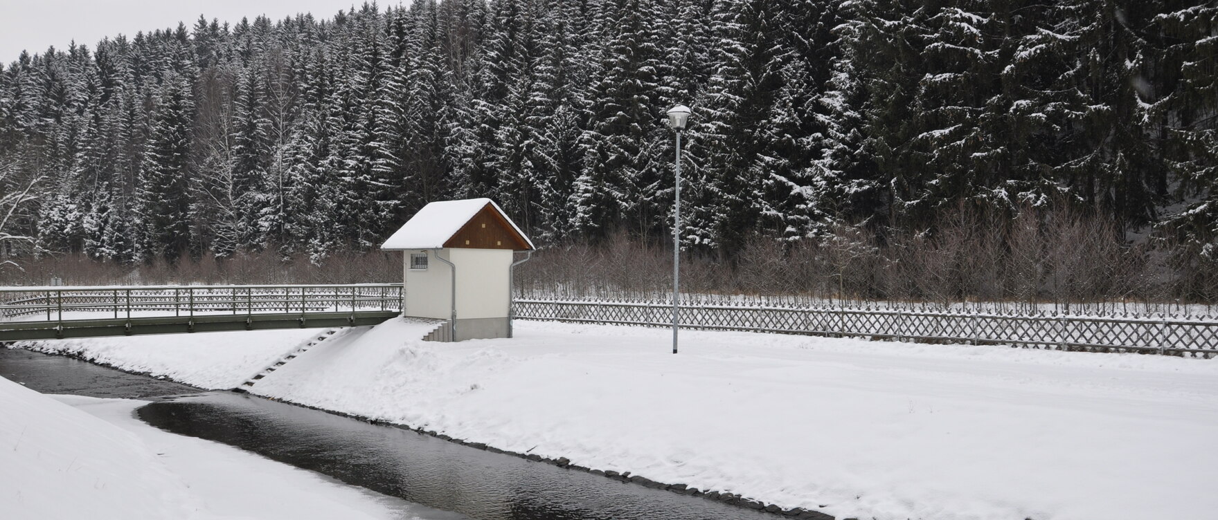 Pegelhaus mit Abflusspegel unterhalb der Talsperre Rauschenbach