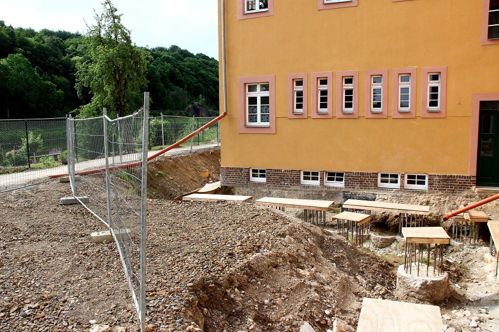 freigelegtes gelbes Haus, ringsherum Baustelle