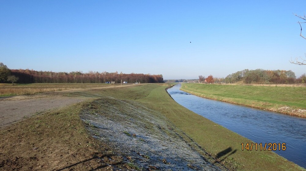 abfallende Wiese zum Fluss hin