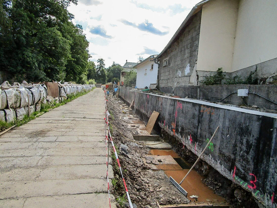 Blick auf eine Baustelle an einer Häuserwand