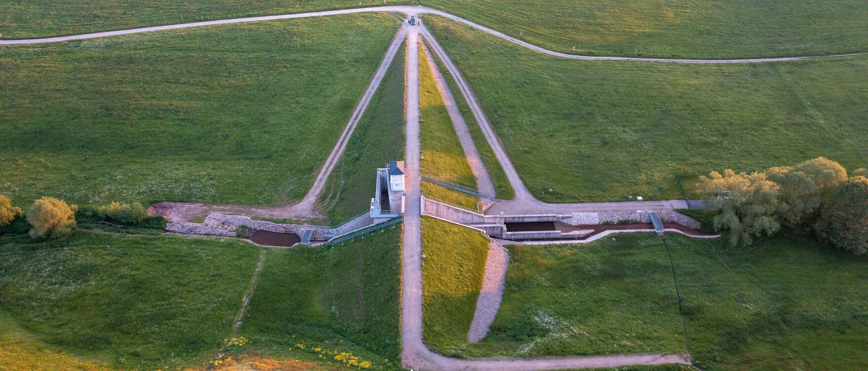 Luftbild vom grünen Hochwasserrückhaltebecken Oberlungwitz