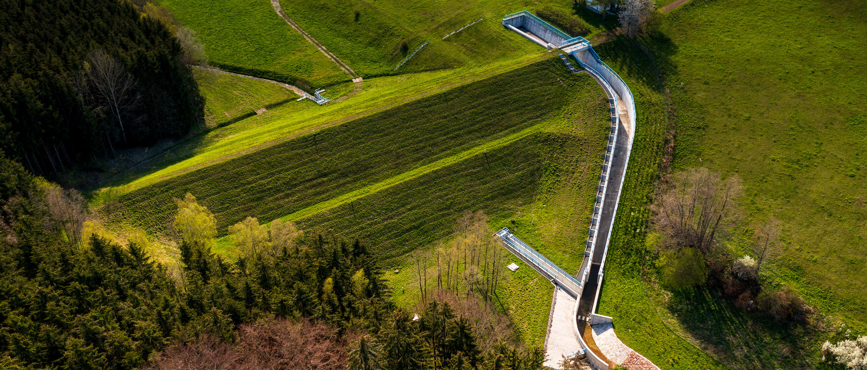 Luftbild vom grünen Hochwasserrückhaltebecken Reinhardtsgrimma