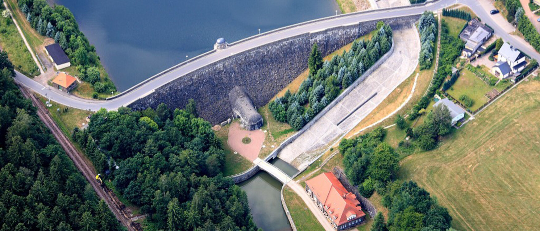 Luftbild der Staumauer und Anlagen der Talsperre