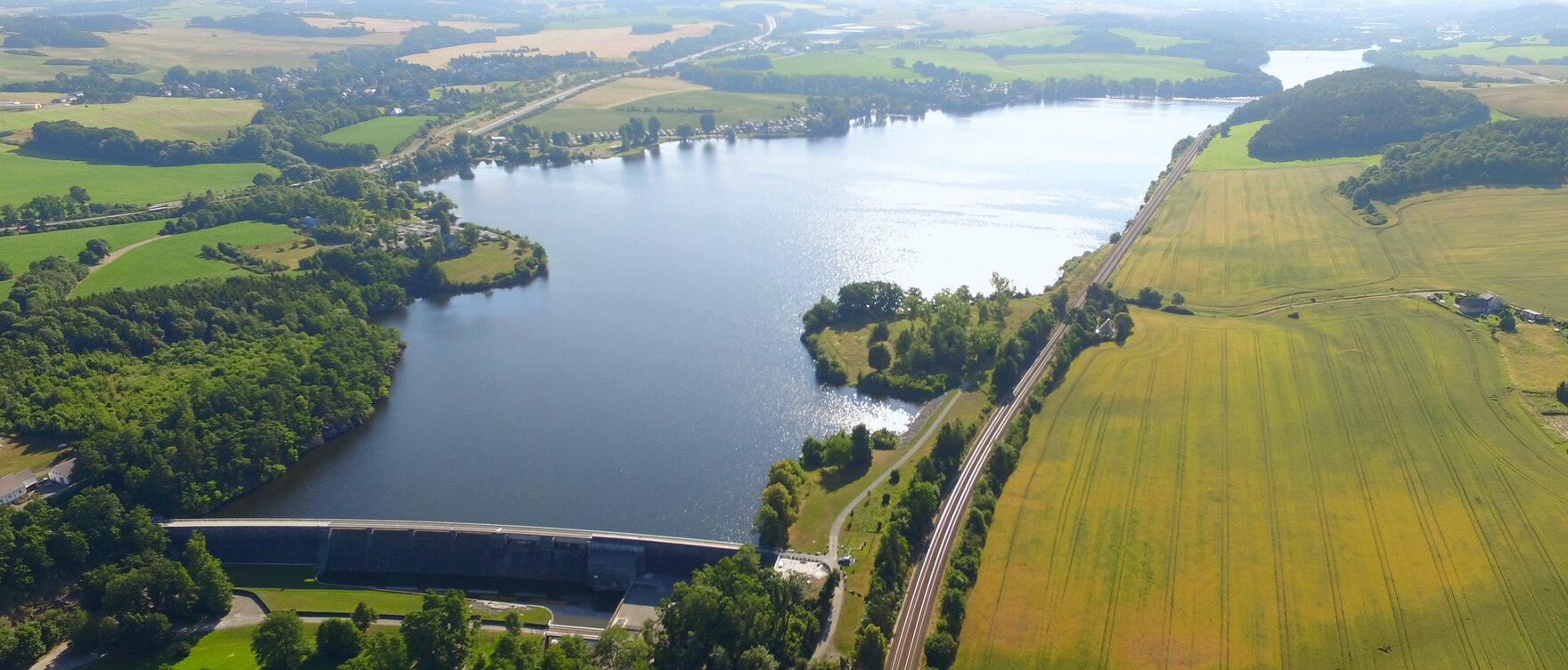 Luftbild der Talsperre umgeben von Feldern