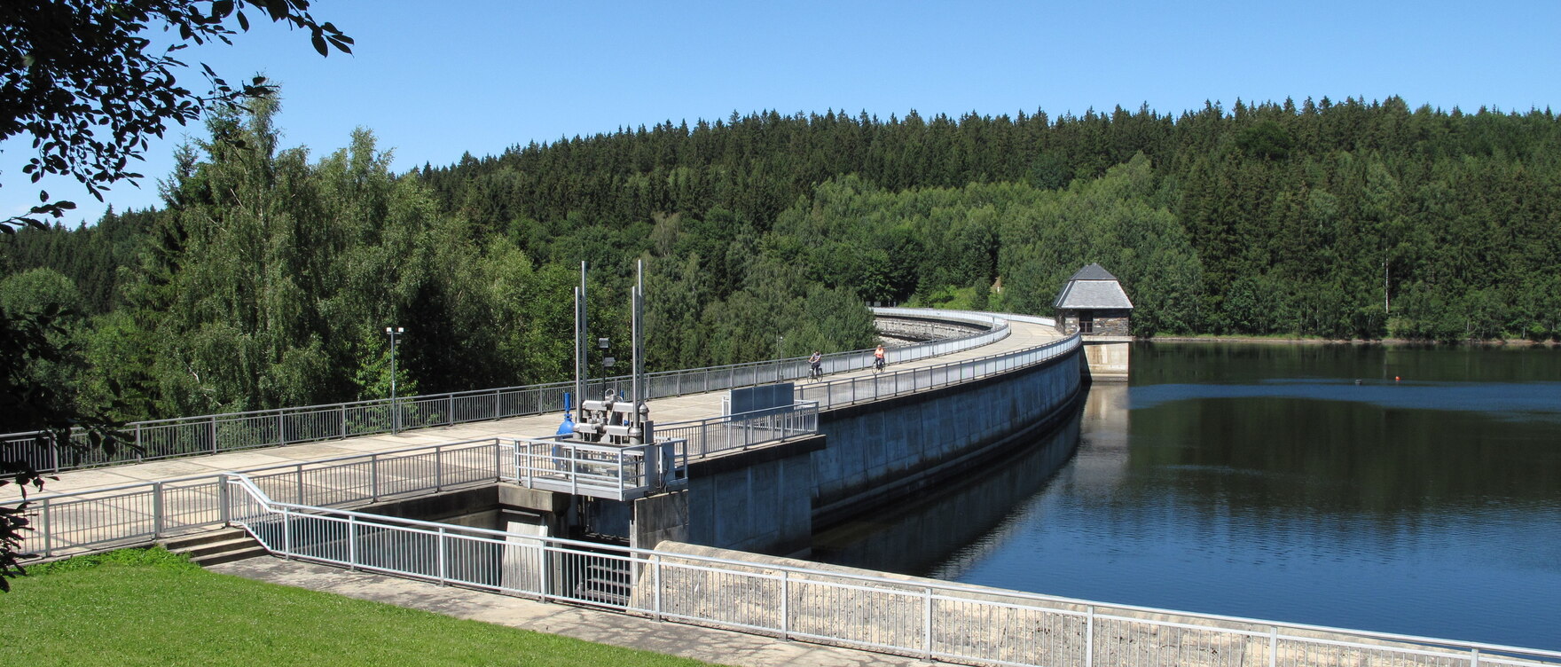 Blick auf die Talsperre Werda mit Staumauer