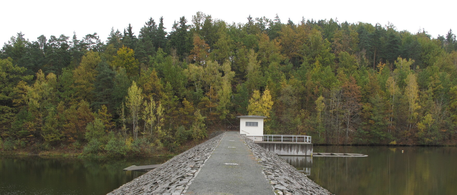 Blick vom Damm in Richtung Einlauf