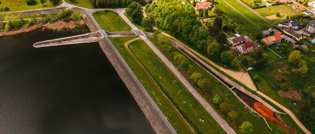 Luftbild des Staudammes mit Hochwasserentlastungsanlage (Entenschnabel)