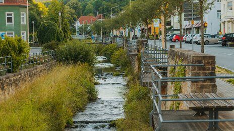 Der Fluss Gottleuba durchfließt den Ortskern der Stadt Gottleuba.